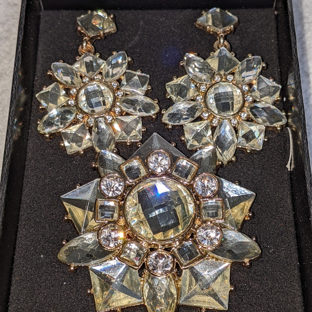 Avon Earrings and brooch set - Picture 2 of 3